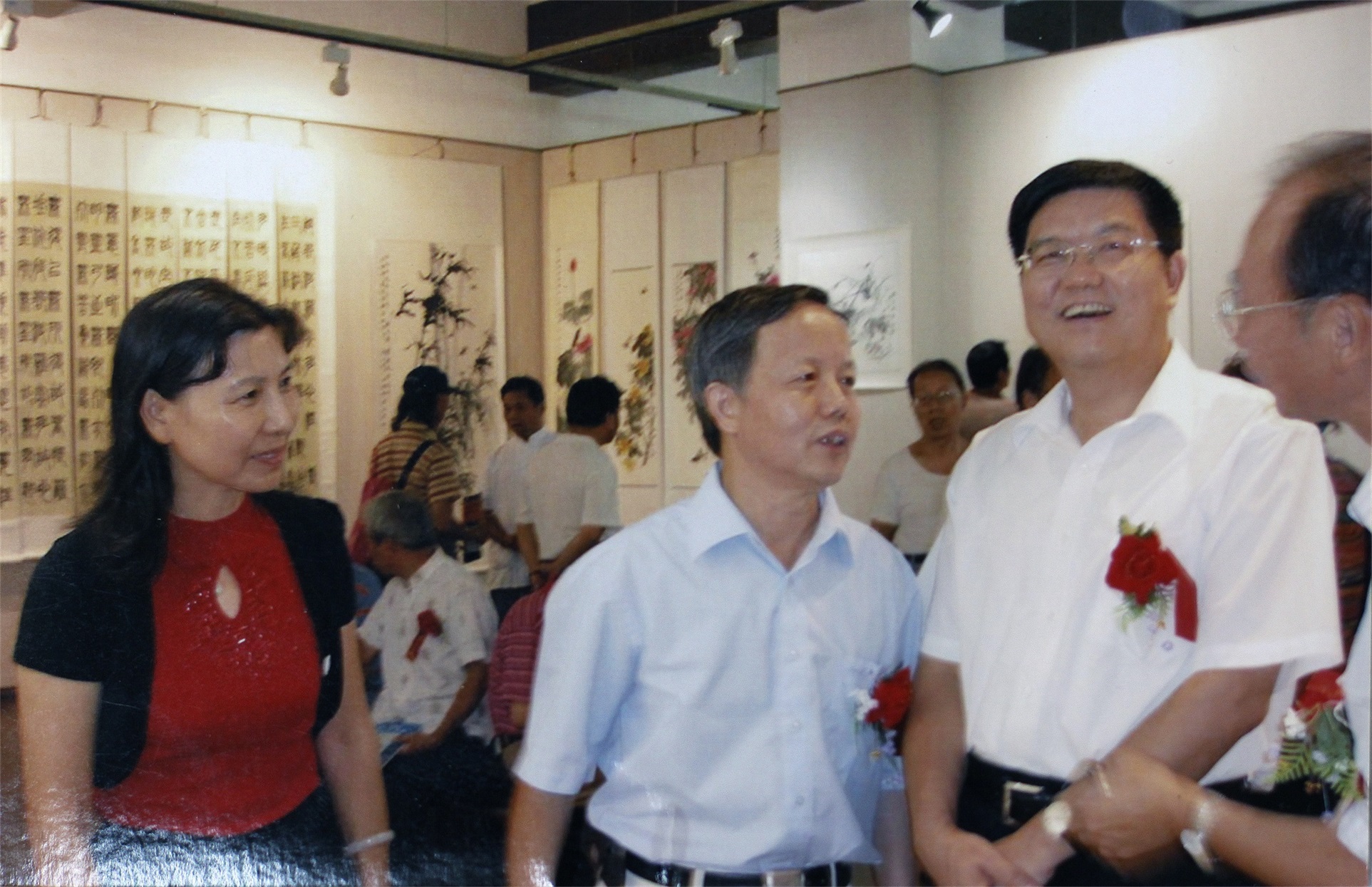 2008年9月，在南昌美术馆举办书画瓷艺展，时任江西省副省长孙刚莅临展会。出席开幕式的新老省领导有陈清华、刘晓庄、梅亦龙、罗明、刘运来等。