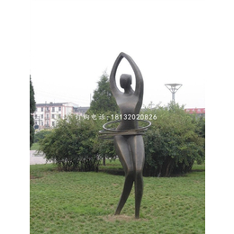 转呼啦圈雕塑公园抽象人物铜雕