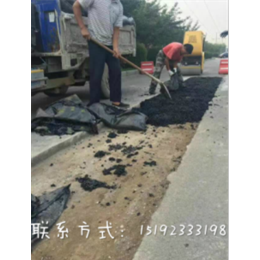 河北雄县沥青冷补料施工争分夺秒抢修路面
