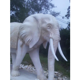 商场门口放置的石雕汉白玉大象雕塑
