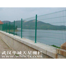 荆州市双边丝防护栏场地护栏网广场护栏网厂家直批发标准