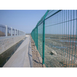 上海高速公路护栏网|河北宝潭护栏|高速公路护栏网批发商