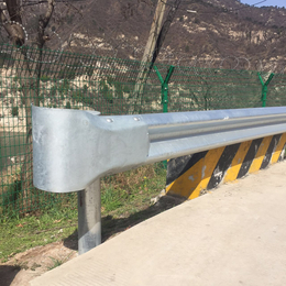运城地区供应喷塑护栏 波形护栏 公路绿色护栏板 镀锌护栏板