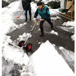 冬季马路除雪铲厂家特惠_轮式人工除雪铲_景区快速清雪用抛雪机