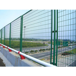 枣庄高速公路护栏网,河北宝潭护栏,高速公路护栏网高度