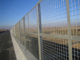 公路防抛护栏网-实体厂家-焊接公路防抛护栏网