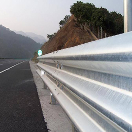 厂家*高速公路护栏  68米   安装护栏板