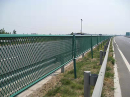 公路防抛网钢板网护栏边框隔离网浸塑公路防护网