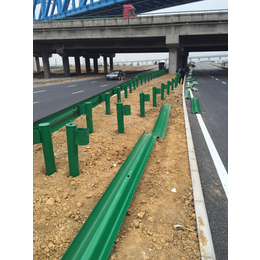 陕西宝鸡公路绿色护栏板喷塑护栏AB级公路缩略图