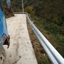 山区公路安全防撞波形护栏 热镀锌喷塑波形护栏板可定制缩略图