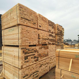 建筑木方货源充足 材质过硬 新鲜木材 根根好用