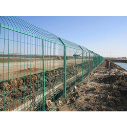 供应高速公路互顶部30度倾斜 边框护栏 圈地养殖双边丝护栏网