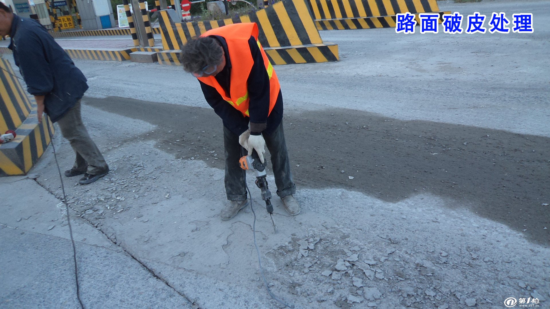 常見的病害現象水泥路面起皮,露骨的比較多,通車不久,混凝土路面會