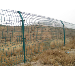 襄阳市双边丝防护栏场地护栏网广场护栏网厂家直批发价格是多少