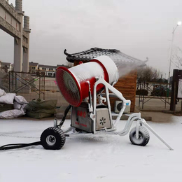中小型造雪机在万龙滑雪场大展身手 制雪快颗粒饱满