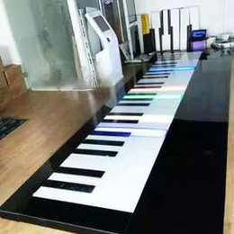 踩上就亮灯的地板 钢琴键式的地板