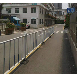 琼中市政隔离栅价格 道路甲型护栏图片 人行道护栏埋地式