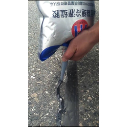 新疆伊犁用硅酮冷灌缝胶是道路裂缝处理的有效方法