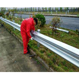 公路三波形梁钢护栏-北京波形梁钢护栏-君宏护栏厂