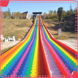 阳光下的彩虹滑道光彩夺目 七彩滑道坡度比例 网红彩虹滑梯