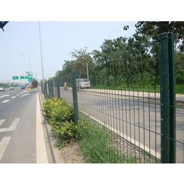 万宁公路隔离栅厂家 三角折弯护栏网出售 框架护栏