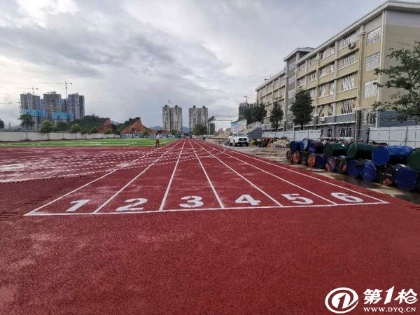 苍梧体育场塑胶跑道施工进行中