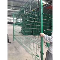 鱼塘护栏网一般选用双方丝围栏网或双方丝带折弯围栏网