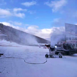人工造雪机器通过喷雾制作树挂 国产造雪机造雪过程