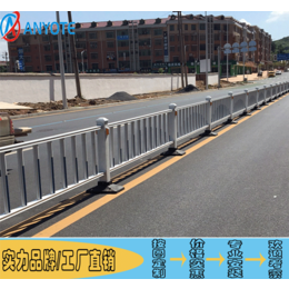 云浮市政公路隔离栅栏 蓝白反光护栏批发 弧形京式栏杆厂