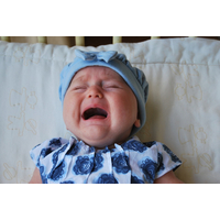 宝宝哭闹，该不该抱？究竟是亲密关系的培养还是在纵容孩子任性？