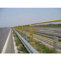 赤峰高速公路护栏网隔离栏加工方案-鸿钦丝网