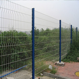 惠州开发区围栏网报价 湛江工厂外墙防盗护栏 三角折弯护栏网																																																															