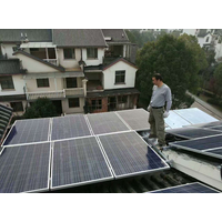 小伙在自家楼顶建太阳能电站 一年赚了5000多元