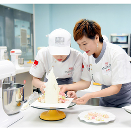 与千店蛋糕女王刘清在一起 高薪就业成功创业