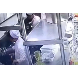 视频监控 厨师向炒菜锅里吐口水 实属可恨  