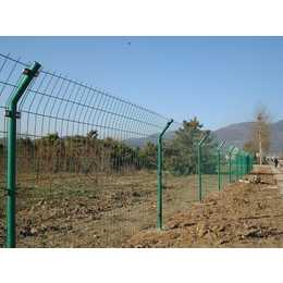 供应公路防护网双边丝围栏铁丝网散养土鸡围栏护栏网批发