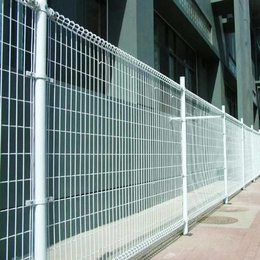 东莞铁丝网批发 厂区围墙护栏安装 桃型柱护栏